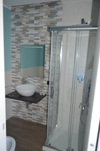 Bathroom 3, Levante, Barletta-Andria-Trani