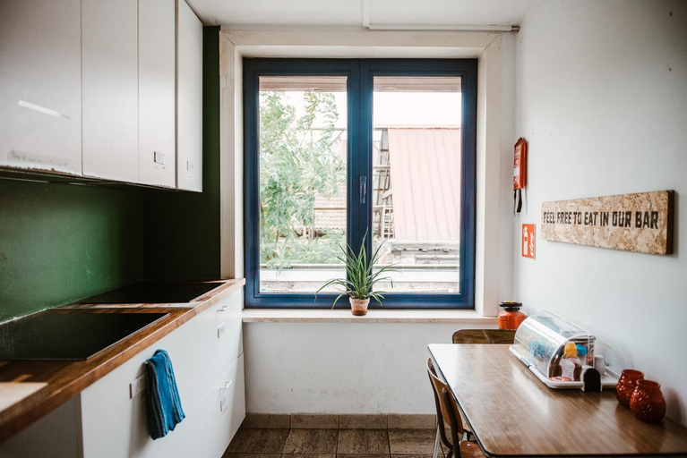 Others 5, Treck Hostel, Oost-Vlaanderen