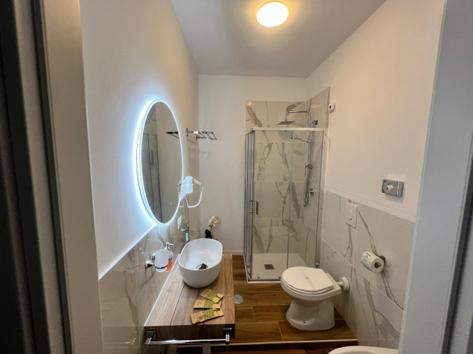 Bathroom 3, Porta Fortuna rooms, Salerno