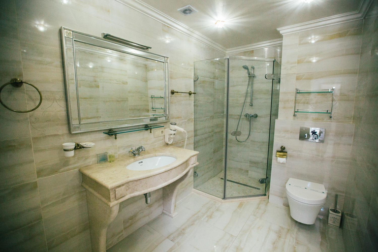 Bathroom 2, Prince, Khusts'kyi