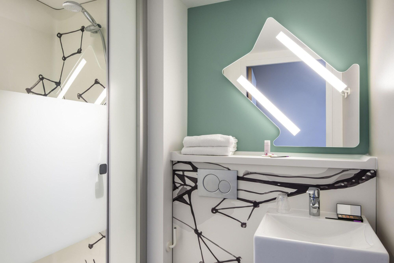 Bathroom 4, ibis budget Gonesse Le Bourget, Val-d'Oise