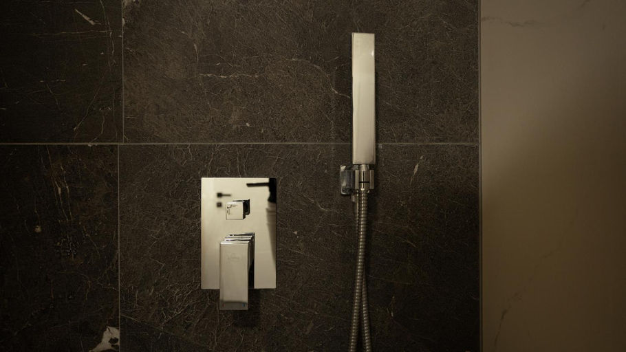 Bathroom 2, Chic Tirana City Apartment, Tiranës
