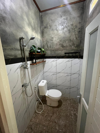 Bathroom 3, Jaka Homestay, Rembang