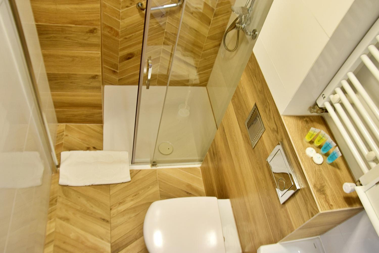 Bathroom, Chrobry, Kamień