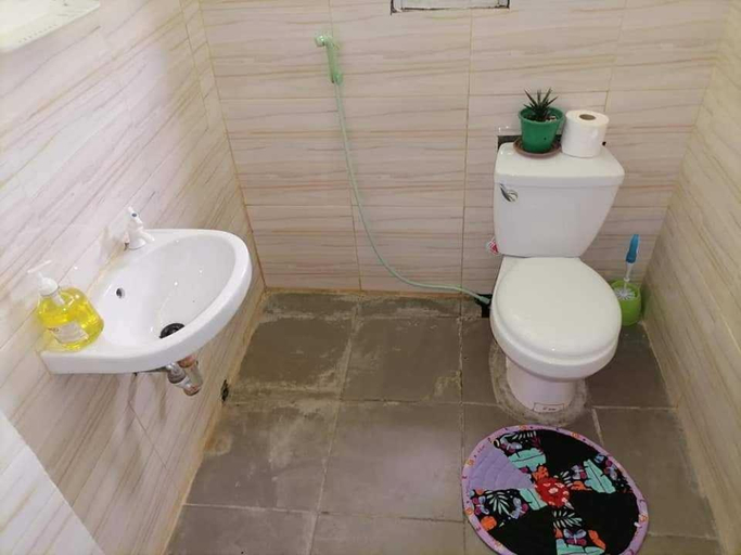 Bathroom, Private Aircon Rooms in Lagkaw Homestay, Panglao