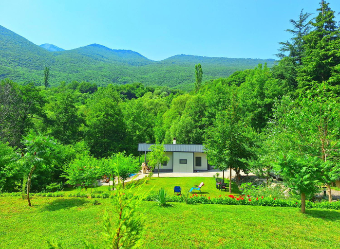 Exterior & Views