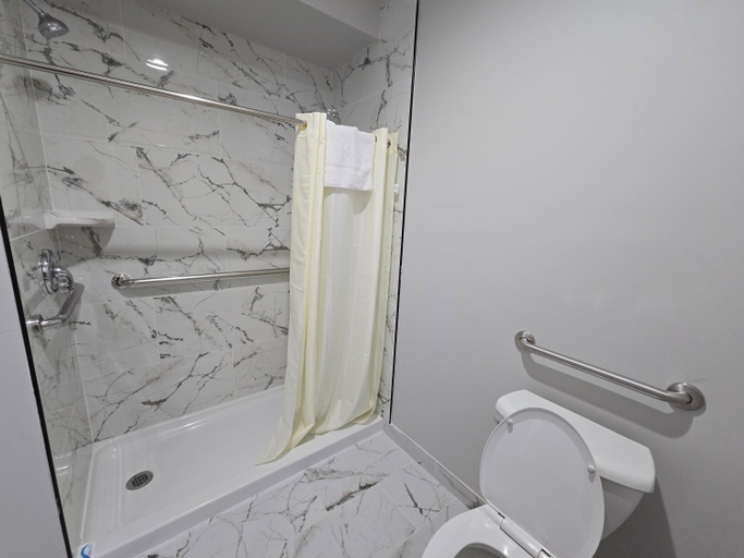 Bathroom 4, Skyline Motel, Cook