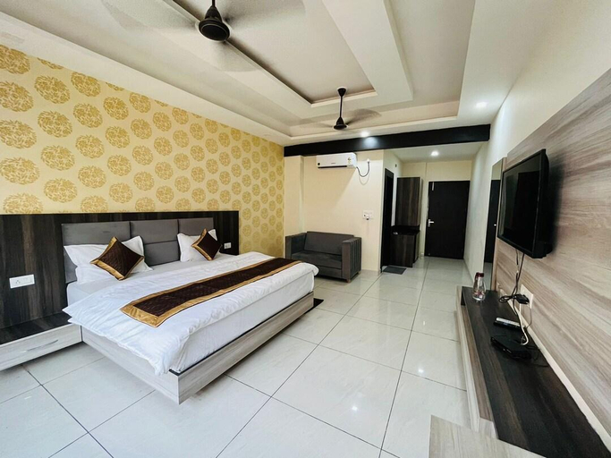 Bedroom 3, Hotel Blue Pine – Har Ki Pauri Road, Hardwar