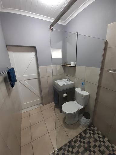 Bathroom 2, Honeysuckle Manor, Uthungulu