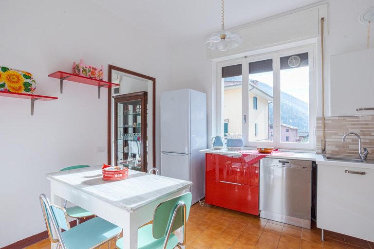 Others 4, Bright & Cosy Apartments with Balcony, Como