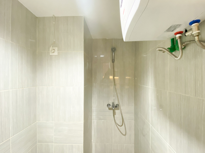 Bathroom 5, Spacious 2BR at Vasanta Innopark Apartment By Travelio, Cikarang