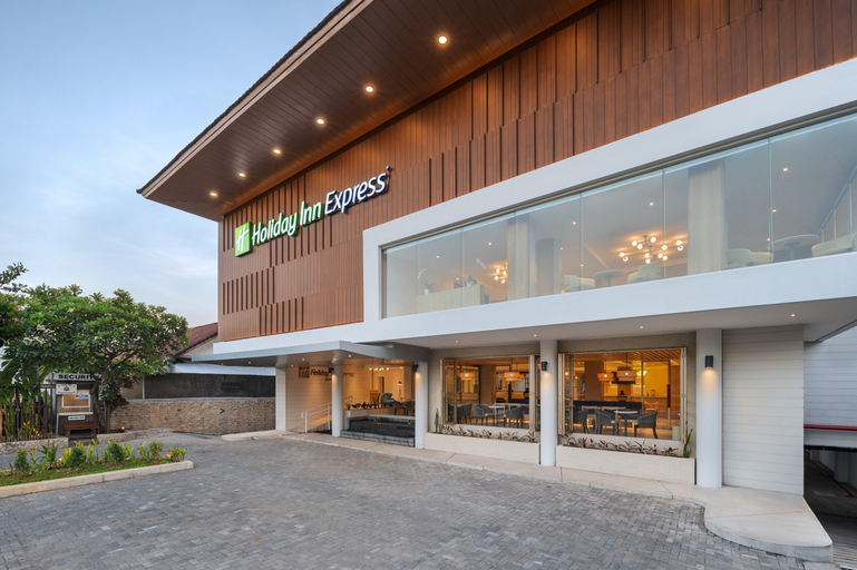 Exterior & Views