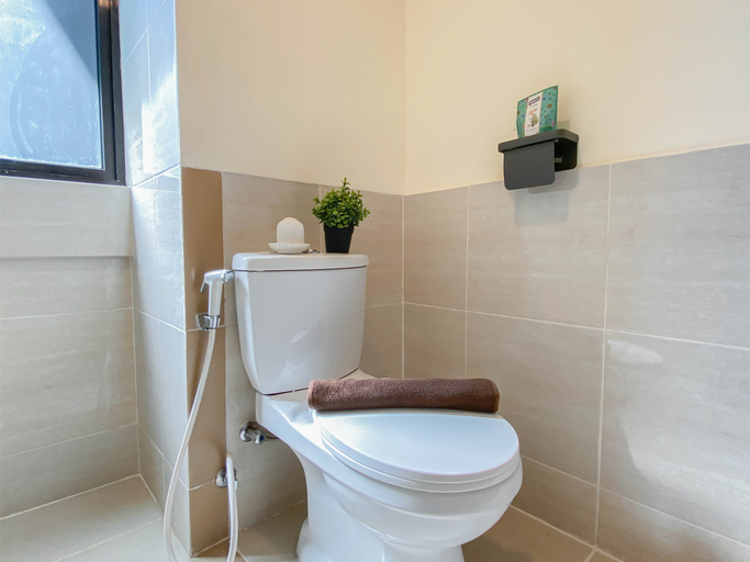 Bathroom 5, Warm and Cozy 2BR Meikarta Apartment By Travelio, Cikarang