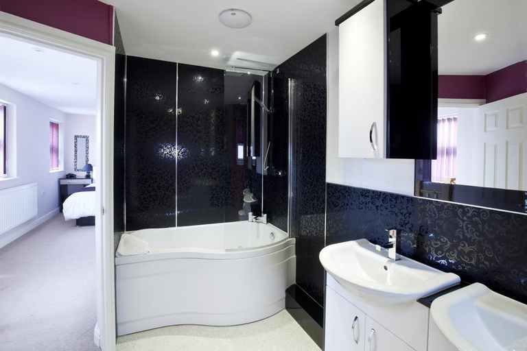 Bathroom 2, QF Living Apartments, Norfolk