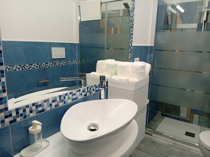 Bathroom 3, Euphoria Guest House, Latina