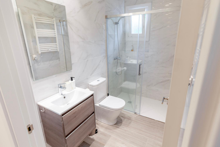 Bathroom 3, Kresala Zarauz, tarjeta de parking y Netflix gratis, Guipúzcoa