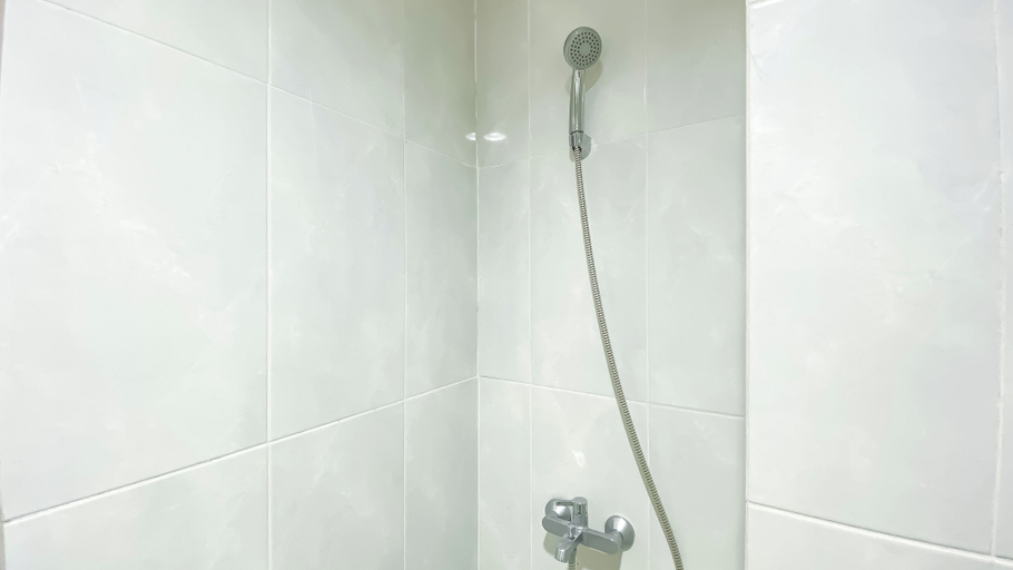 Bathroom 3, Nice And Comfy Studio At Evenciio Margonda Apartment, Depok