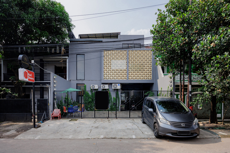 Exterior & Views 2, RedDoorz Plus Syariah @ Limus Nunggal, Bogor