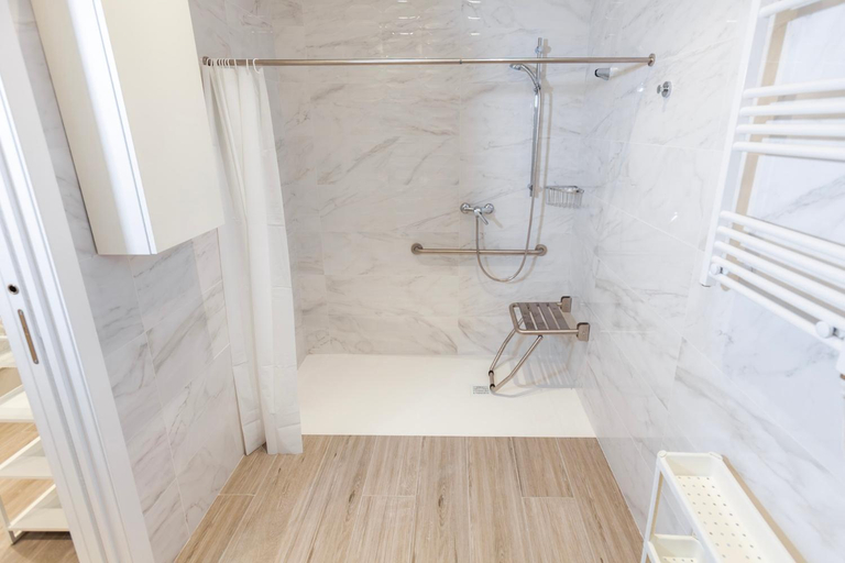 Bathroom 4, Kresala Zarauz, tarjeta de parking y Netflix gratis, Guipúzcoa