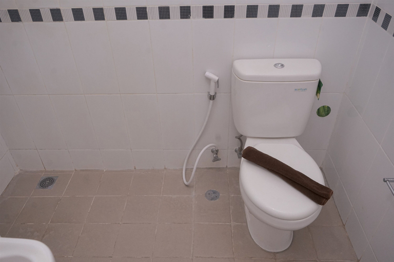 Bathroom 3, Cozy And Homey Studio At Trimezia Beverly 90210 Apartment, Tangerang