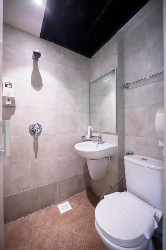 Bathroom 18