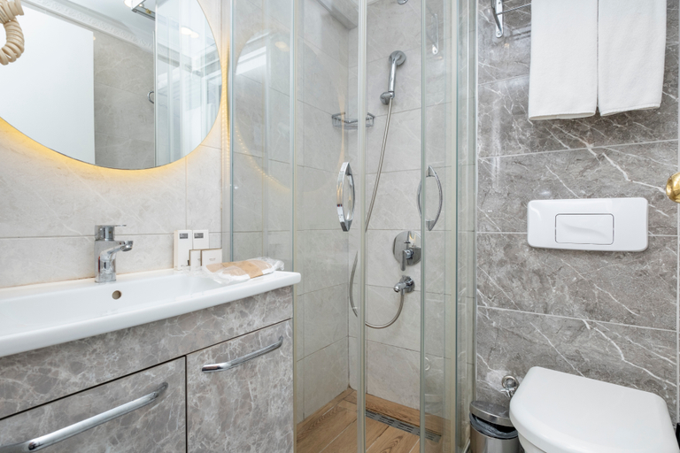 Bathroom, Peak Star Hotel, Beyoğlu