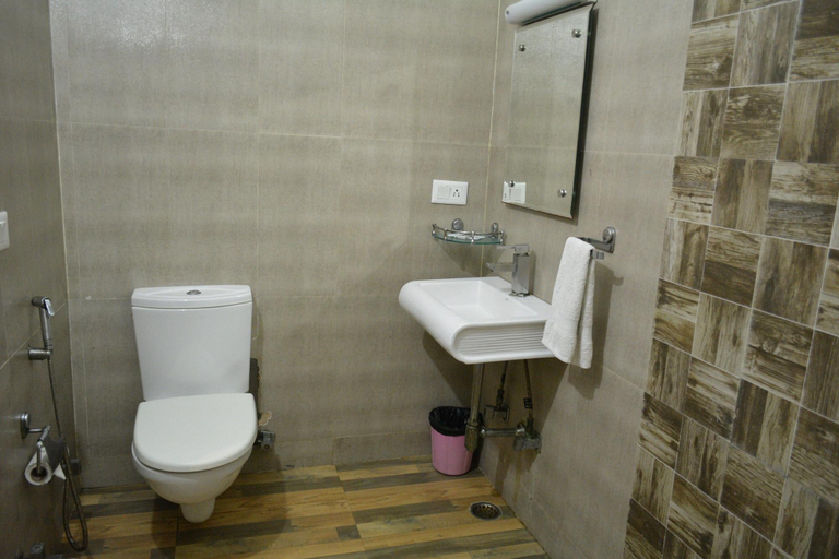 Bathroom 4, Hotel Samovar, Agra