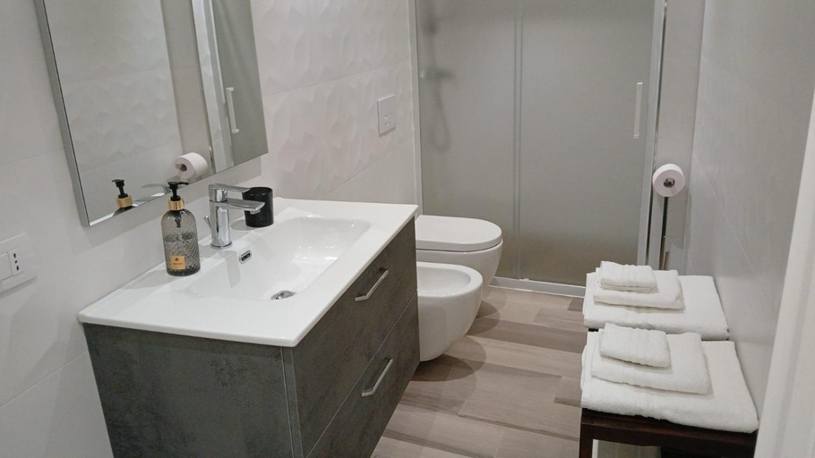 Shower 4, B&B "La Dimora delle Gravine", Bari