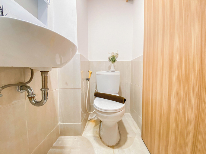 Bathroom 3, Comfort And Simply Look 2Br At Meikarta Apartment, Cikarang
