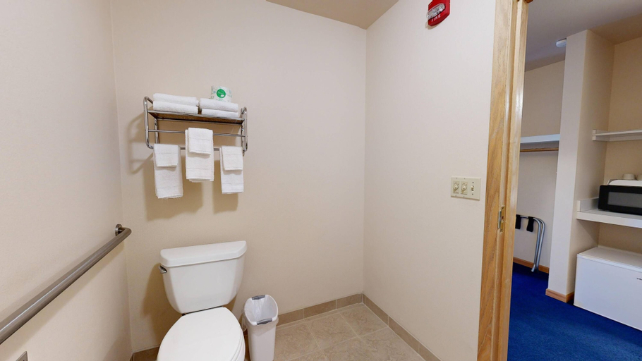 Bathroom 3, Western Executive Inn, Yellowstone