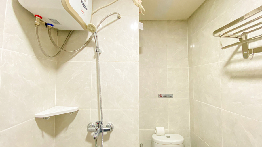 Bathroom 5, Comfortable and Homey Studio Room Parkland Avenue Apartment By Travelio, Tangerang Selatan