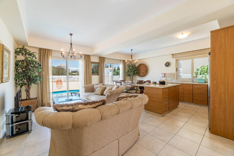 Shared lounge/TV area, Villa Jacqueline