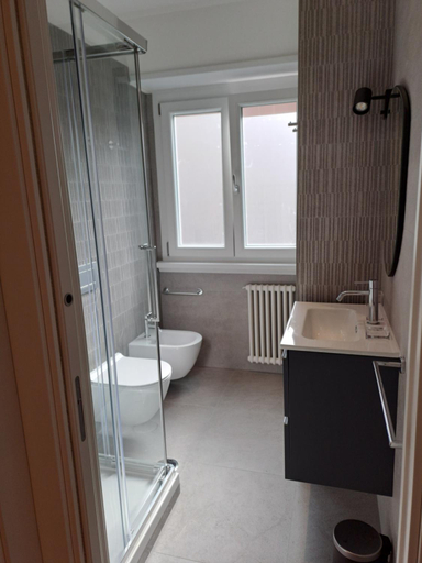 Bathroom 3, Simon's House, Roma