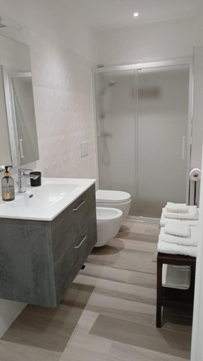 Shower 3, B&B "La Dimora delle Gravine", Bari