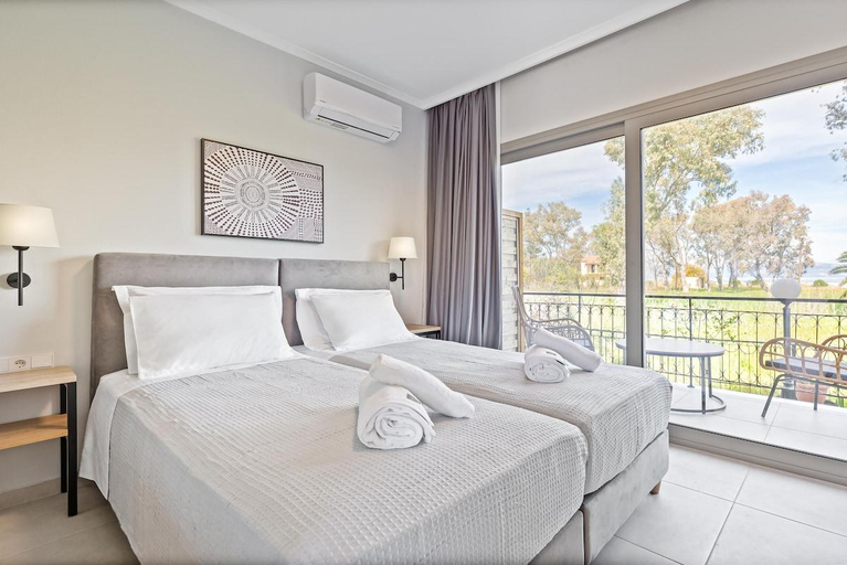 Bedroom, Comissa Luxury Suites, Junior2, Ionian Islands