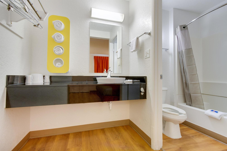 Bathroom 4, Motel 6 Tempe, AZ - Scottsdale South, Maricopa