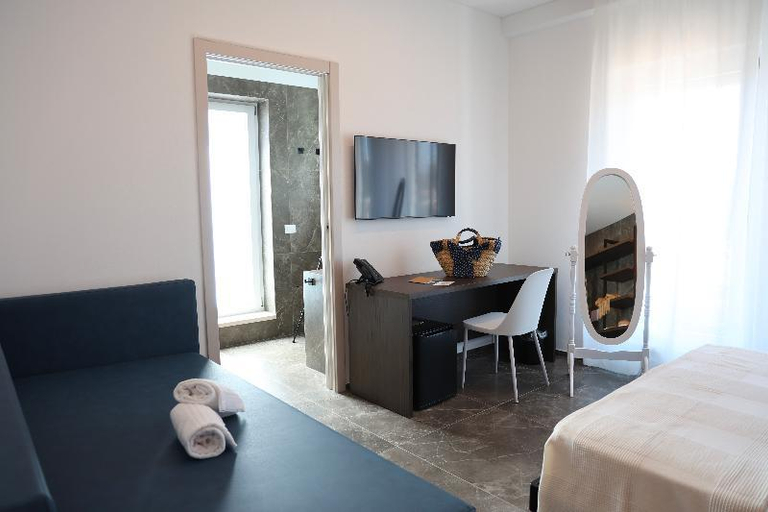 Others 3, Hotel Mhami, Taranto