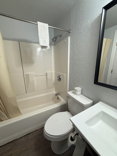 Bathroom 3, Budget Inn Bend, Deschutes