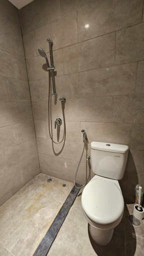 Bathroom 5, Studio Room Roseville SOHO & Suite Apartemen BSD, Tangerang Selatan