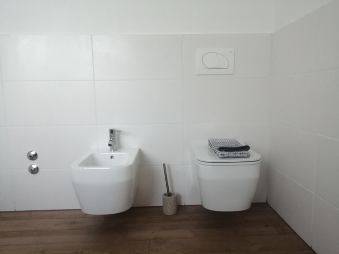 Bathroom 2, Silentium Domus doo, Divaca