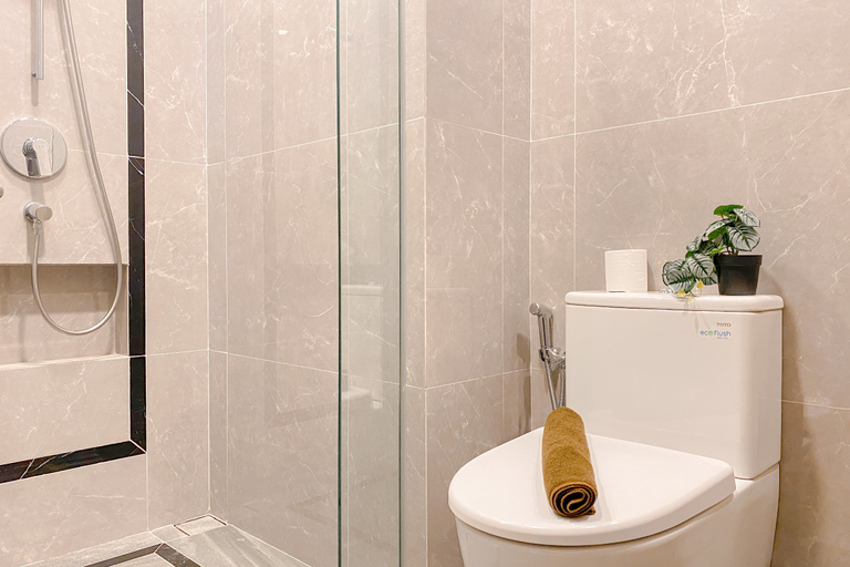 Bathroom 5, Modern Look Studio Apartment Arumaya Residence By Travelio, South Jakarta