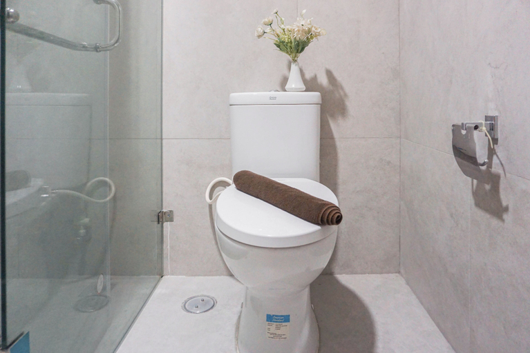 Bathroom 3, Minimalist And Tranquil Studio Apartment Pollux Chadstone, Cikarang