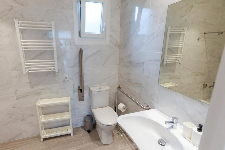 Bathroom 5, Kresala Zarauz, tarjeta de parking y Netflix gratis, Guipúzcoa