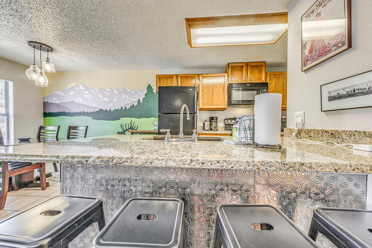Others 5, Cozy Ruidoso Condo w/ Deck ~ 2 Mi to Cedar Creek!, Lincoln