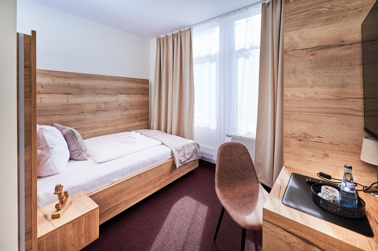 Bedroom 3, Hotel 53 Nord, Wesermarsch