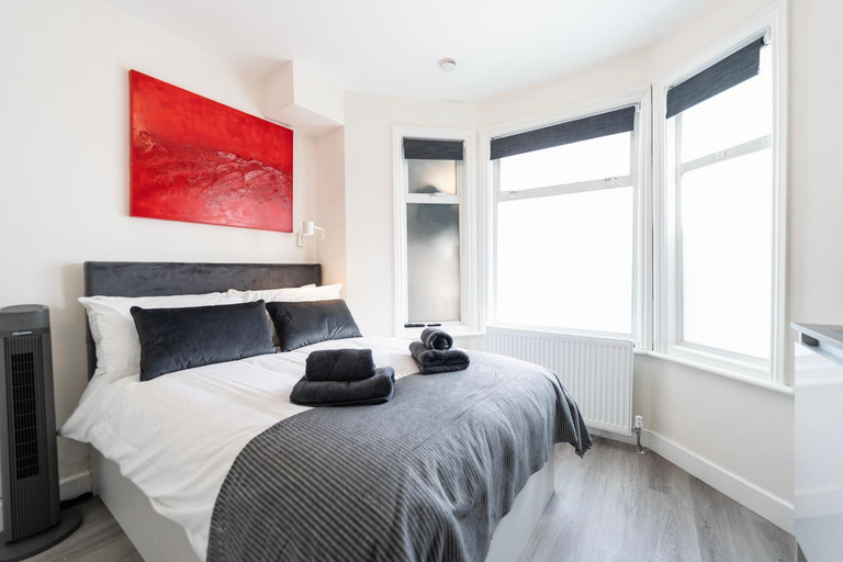 Bedroom 2, Boutique Studios by Luxestays Fulham Broadway, London