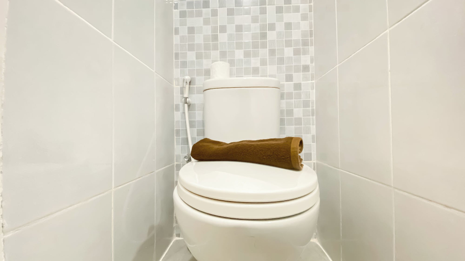 Bathroom 3, Cozy And Homey Studio At Apartment Tokyo Riverside Pik 2, Tangerang