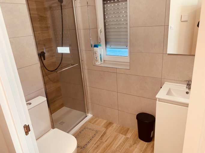 Bathroom 2, LURGORRI APARTAMENTOS by Gernihost, Vizcaya