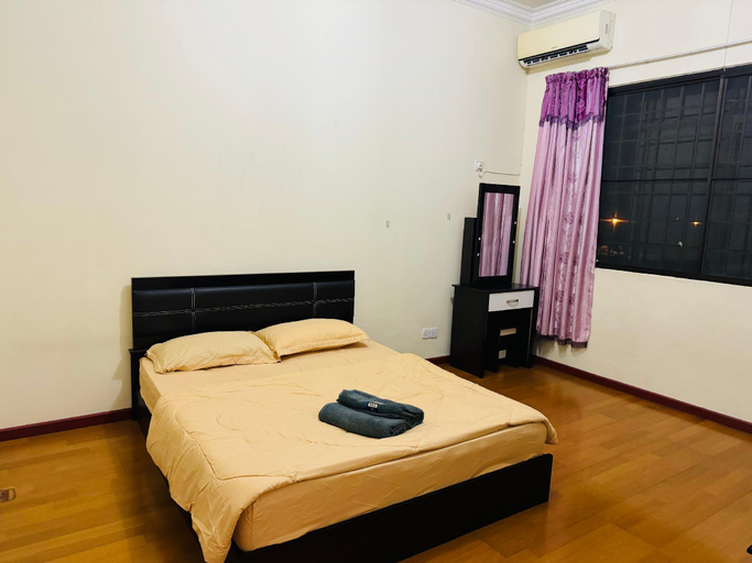Bedroom 3, Spacious Semi-D Homestay (Taman Terus), Bintulu
