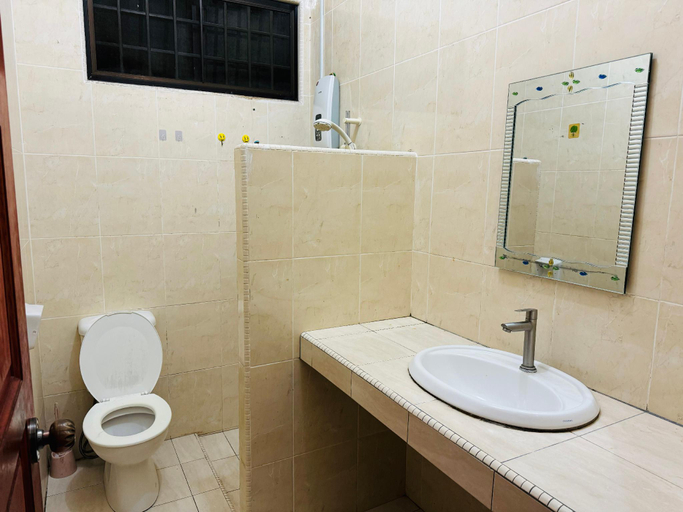 Bathroom 4, Spacious Semi-D Homestay (Taman Terus), Bintulu